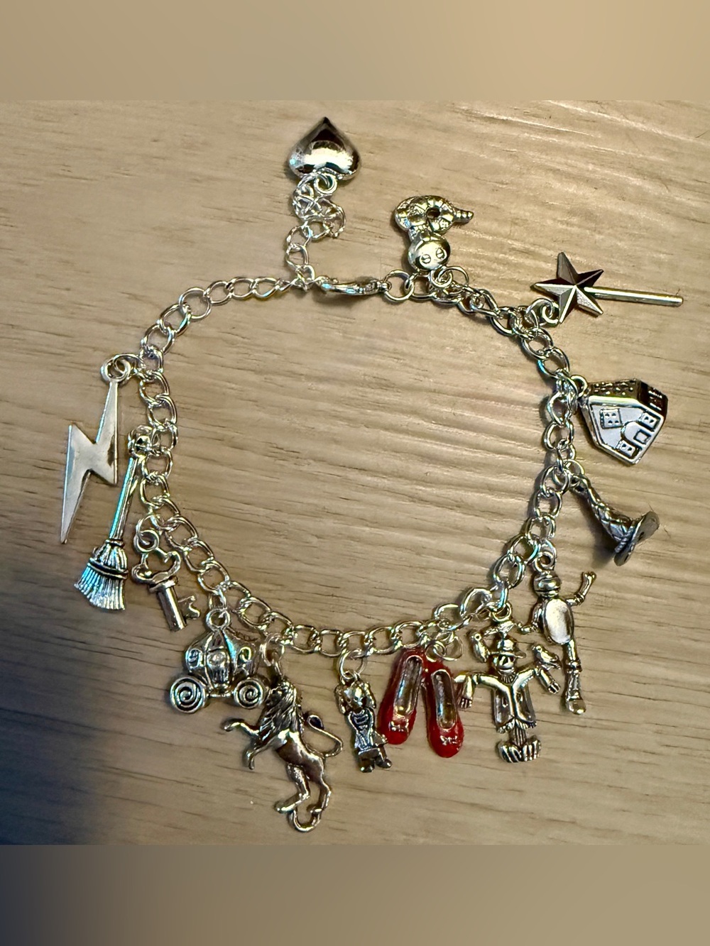 The Wizard of Oz Classic Movie Themed Silvertone Metal Charm Bracelet BRAND NEW